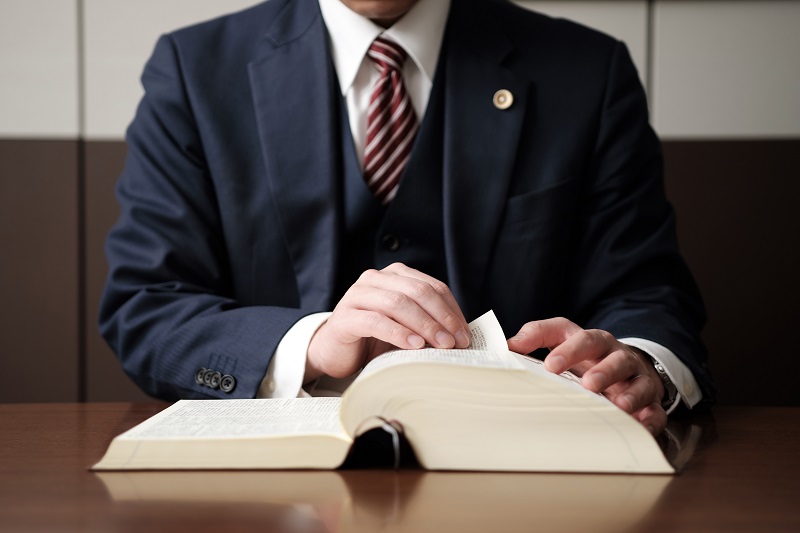 法律の勉強をする弁護士の手元